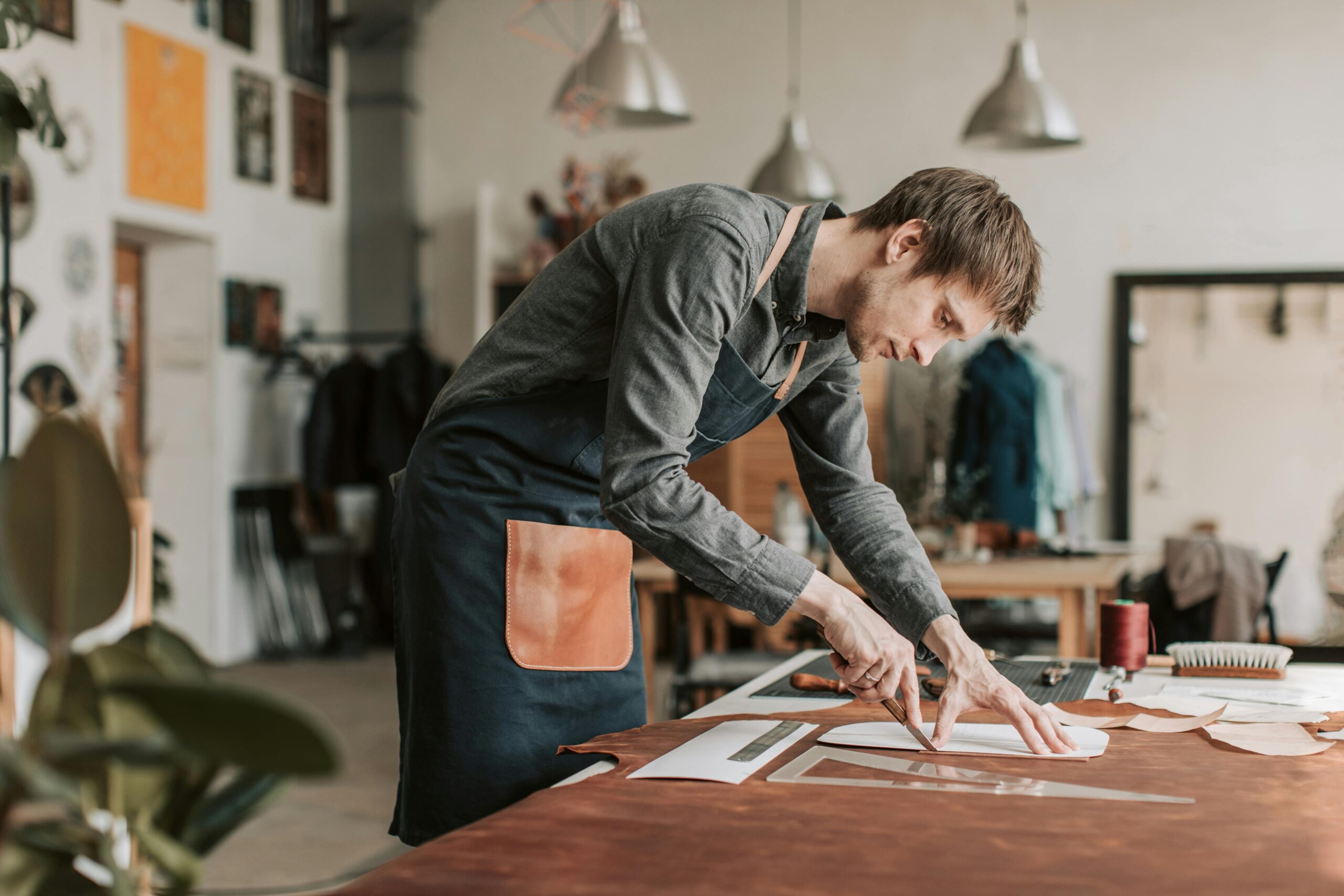 Homme en activité créative dans son atelier personnel, illustration du retour à la créativité après une souffrance psychique au travail
