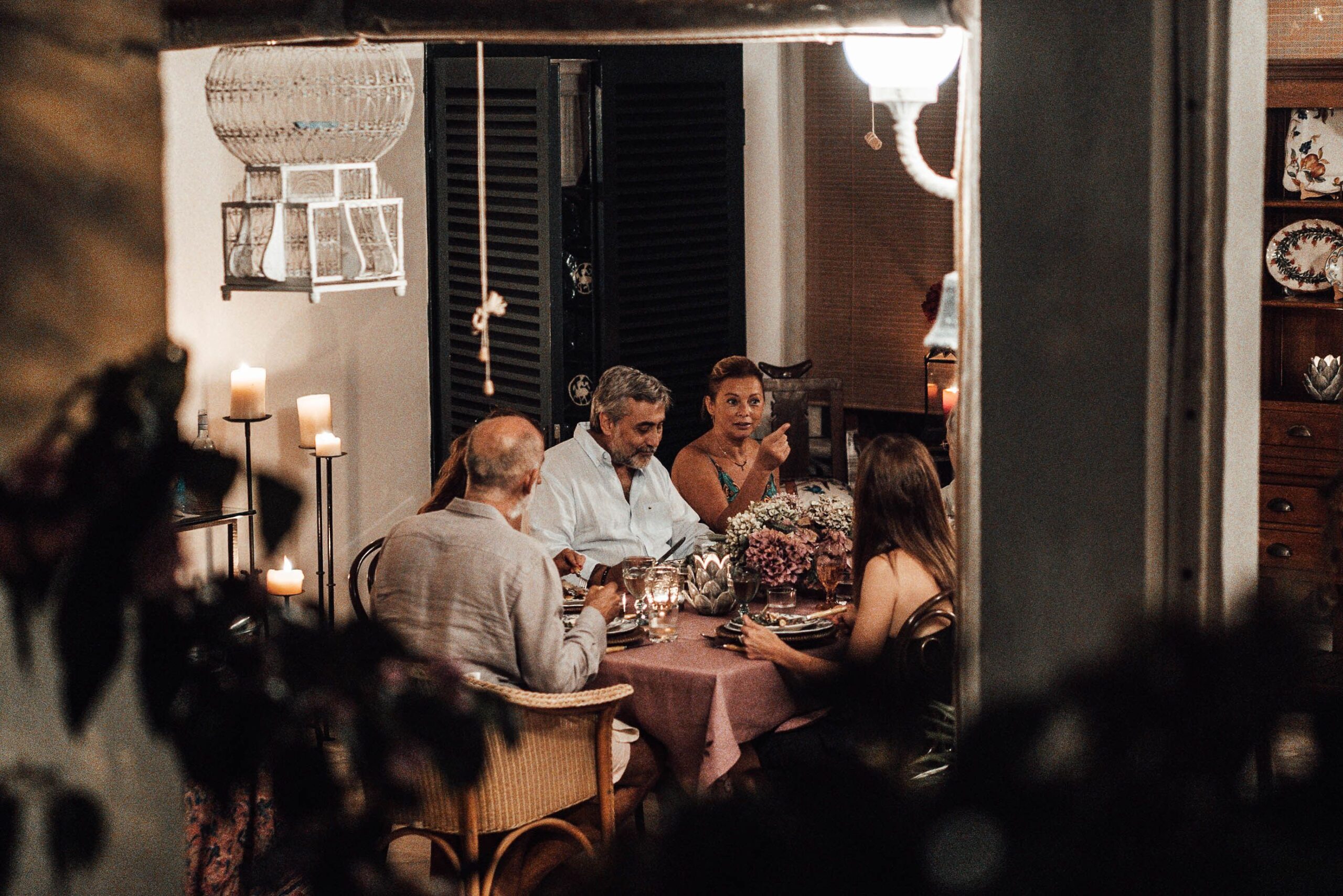 Personnes en conversation chaleureuse autour d'une table, illustration d'humanité au quotidien dans les interactions ordinaires