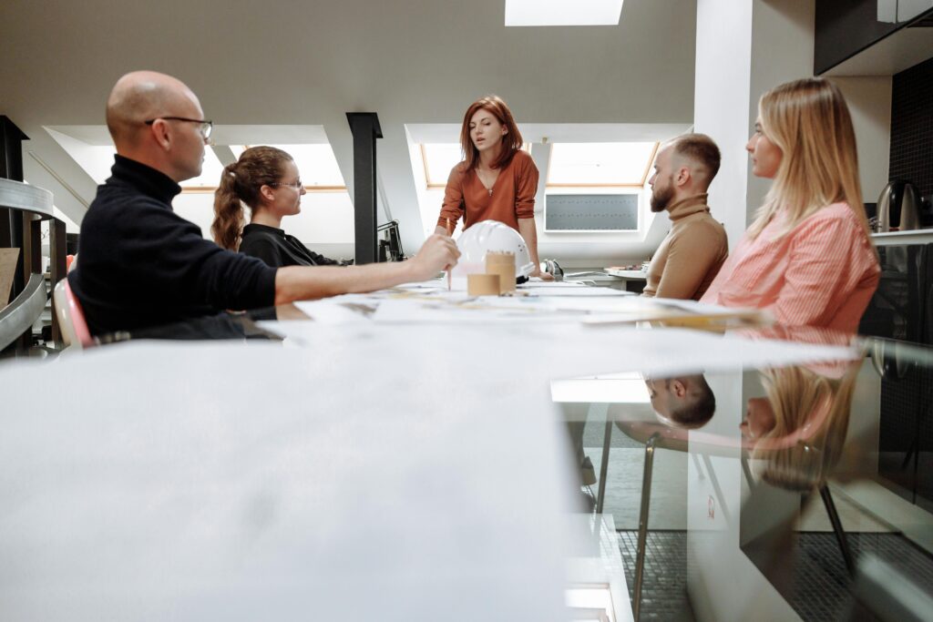 Image illustrant des cadres en train de gérer une crise en entreprise