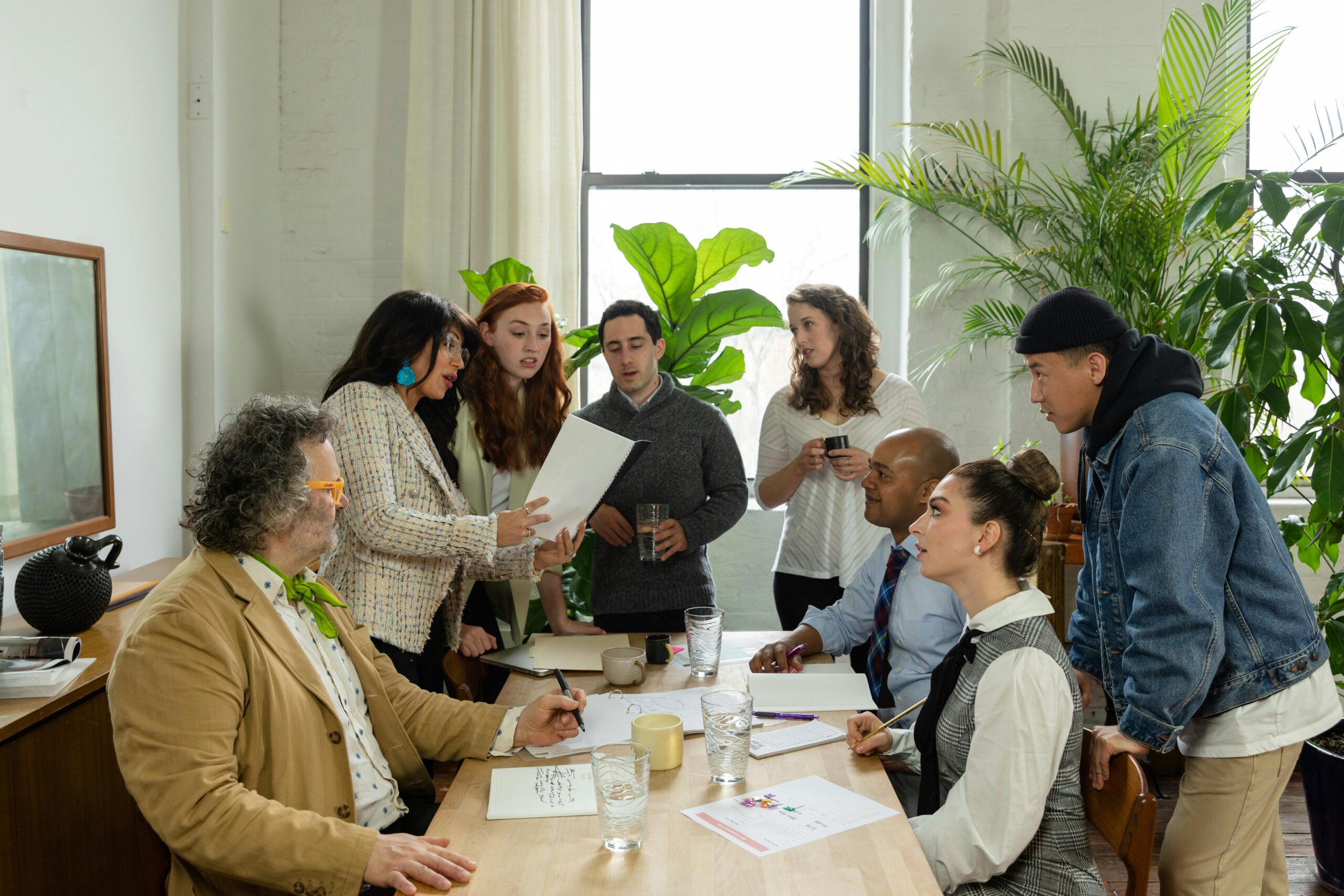 Groupe de professionnels échangeant autour d'une table en environnement de travail collaboratif, illustration de la construction d'un réseau soutenant