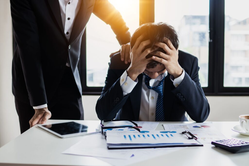 Manager observant un collaborateur en situation de burn-out naissant