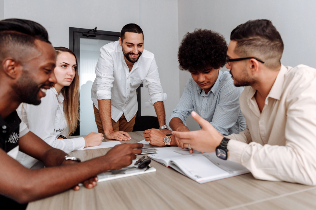 Personnes autour d'une table en train de brainstormer